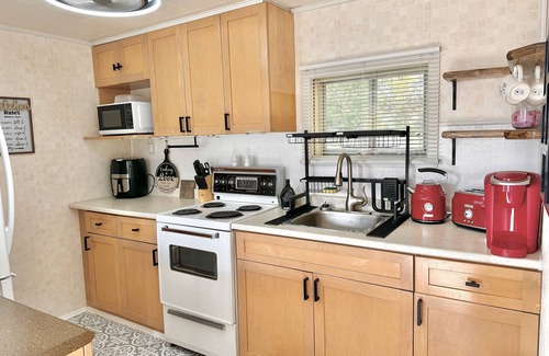 Sauble Beach Cottage | Cozy Sauble Beach Hideout | Walk to Beach & Park!