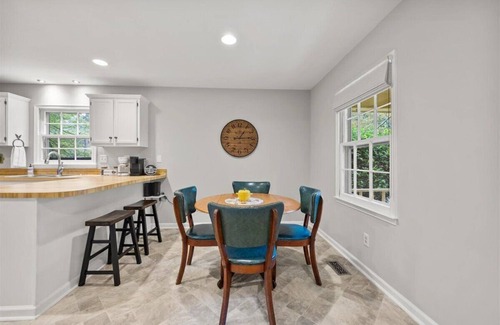 North Raleigh House | Cozy Sawmill Cottage Large Private Yard King Bed