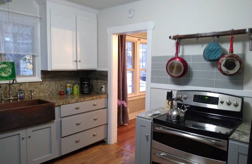 Brownstown House | Cozy "Sloth" Cottage by Yakima College, 5 mins to Memorial Hospital.