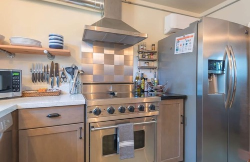 Richmond Apartment | Cozy Spa Sanctuary-Steps to Restaurants and Shopping