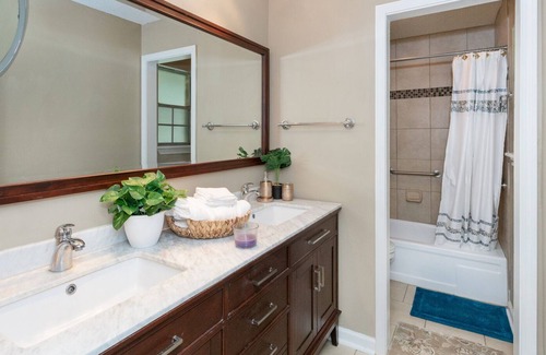 Park Forest - LA North House | Cozy spacious 3 bedroom 2 bathroom home.