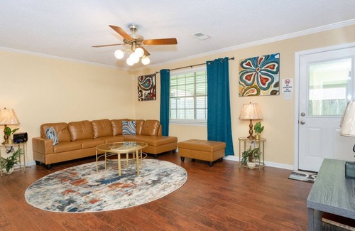 Park Forest - LA North House | Cozy spacious 3 bedroom 2 bathroom home.