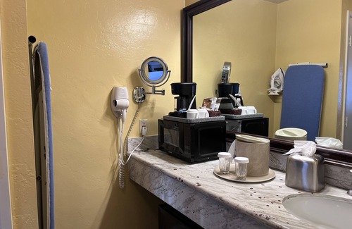 Downtown Monterey Cabin | Cozy Standard Queen Room Near Beach and Across Lake!