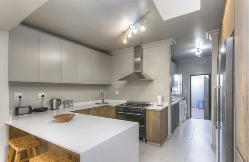 Sandown House | Cozy stay in the heart of Sandton, with a housecleaner at your disposal
