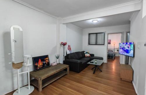 Campbellfield Apartment | Cozy Stays - 15 mins to Airport & 500m to Train