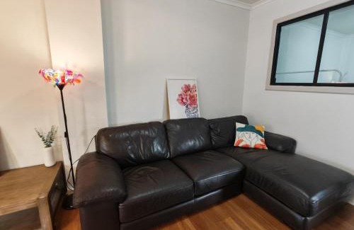 Campbellfield Apartment | Cozy Stays - 15 mins to Airport & 500m to Train