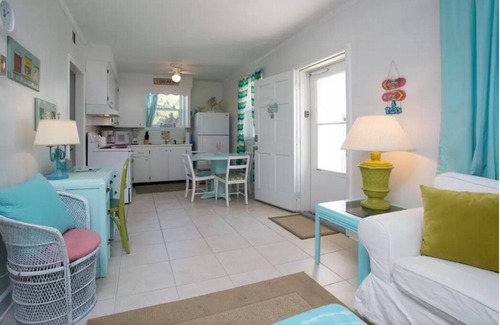 Tybee Island House | Cozy & steps from the beach - Papou's Place Tybee