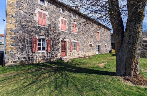 Jax Cottage | Cozy Stone Farmhouse with Panoramic Views, Game Room, and Baby Equipment
