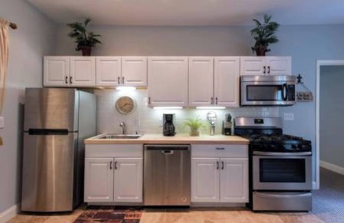 Germantown Apartment | Cozy Studio close to Music Hall, Food, & Shops!