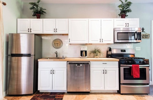 Germantown Apartment | Cozy Studio close to Music Hall, Food, & Shops!