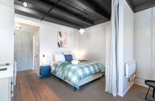 Petone Apartment | Cozy Studio - Private Balcony Bath and Tub