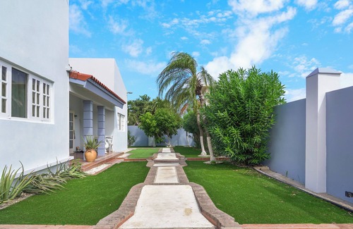 Washington Apartment | Cozy Studio! Stay Homey with Garden and Pool.