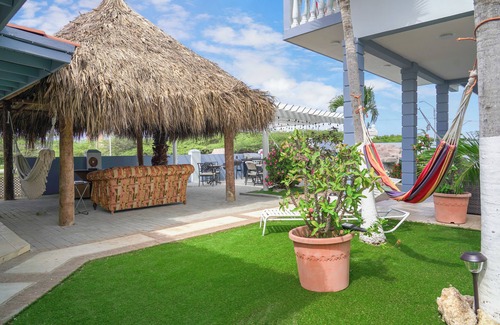 Washington Apartment | Cozy Studio! Stay Homey with Garden and Pool.