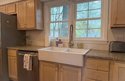 Charlotte House | Cozy & Stylish Escape | Ideal Location