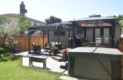 Grimsby Apartment | Cozy Suite with HOT TUB & Highspeed Internet