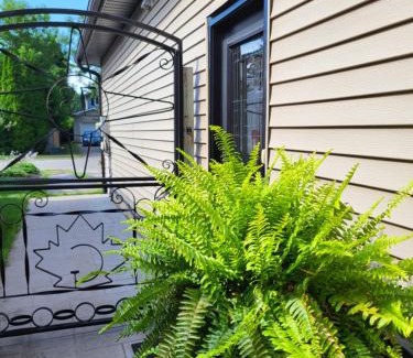 Grimsby Apartment | Cozy Suite with HOT TUB & Highspeed Internet