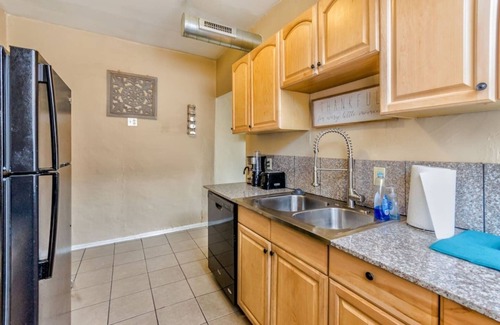 DeBaliviere Place Condo | Cozy Suite with King + Queen beds- Steps to MetroLink + Free Gated Parking
