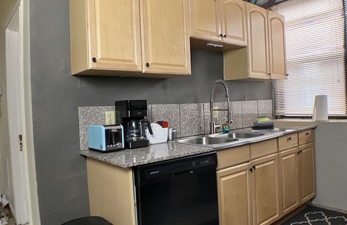 DeBaliviere Place Condo | Cozy Suite with King + Queen beds- Steps to MetroLink + Free Gated Parking