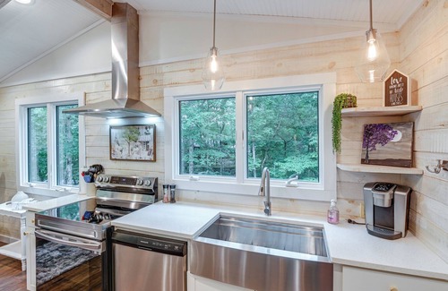 Linden Cabin | Cozy Tennessee Retreat w/Patio & Charcoal Grill!