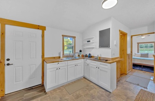 Jamestown House | Cozy Tiny Home by Big South Fork