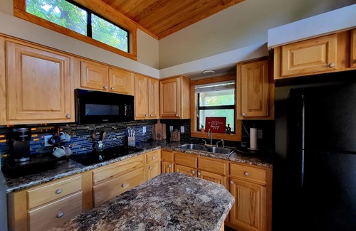 Mineola House | Cozy tiny home in the pines - 20 minutes from Canton and Lake Fork!