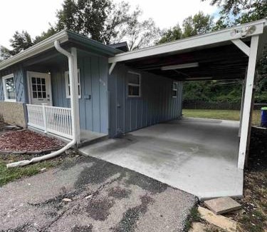 Shawnee Apartment | Cozy two bedroom home near downtown Shawnee