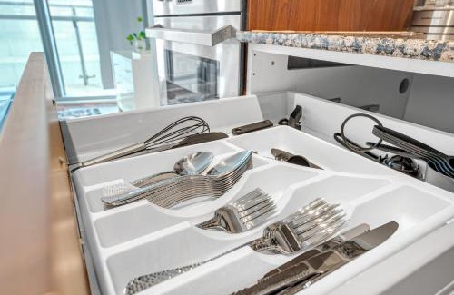 Toronto Entertainment District House | Cozy Unit Near Scotiabank Arena, MTCC & Rogers Centre