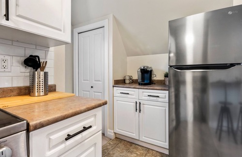 Sardis Apartment | Cozy up in our Garrison loft, walking distance to the Vedder river and shops.