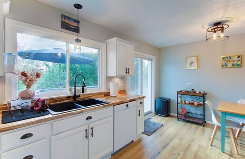 North Canton House | Cozy Updated Home W/Rec Room, Outdoor Bar & Patio