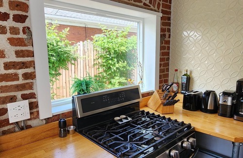 Sunnyside House | Cozy Updated Victorian Bungalow close to everything, no fees!