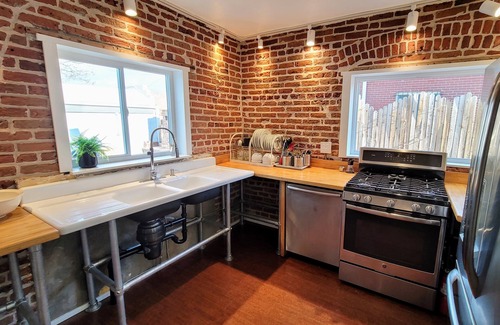 Sunnyside House | Cozy Updated Victorian Bungalow close to everything, no fees!