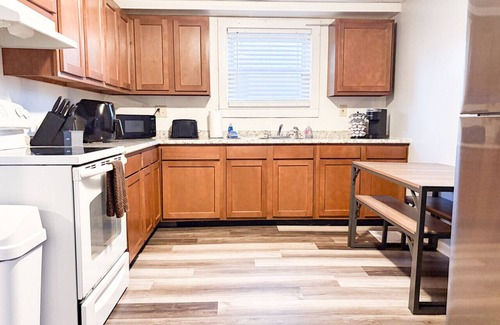 Piqua House | Cozy Urban Escape with 3 Bedrooms 1.5 bath