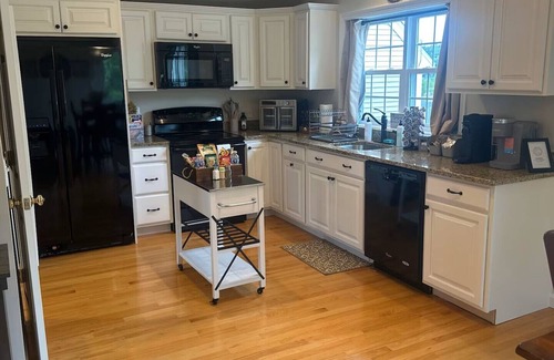 Freetown Apartment | Cozy Valley View Studio