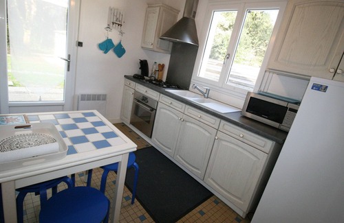 Les Conches House | Cozy Villa with Garden, Near Beach and Shops, Parking Included