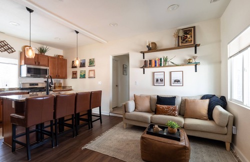 Denver House | Cozy Vintage Western w/2 Kings - Pet friendly