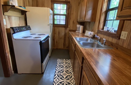 Se Ree House | Cozy Waterfront Cabin on Rough River Lake