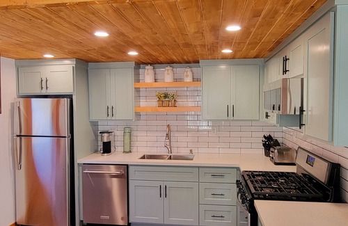 Sugarloaf Cabin | Cozy Winter Haven in Big Bear: Family Getaway!