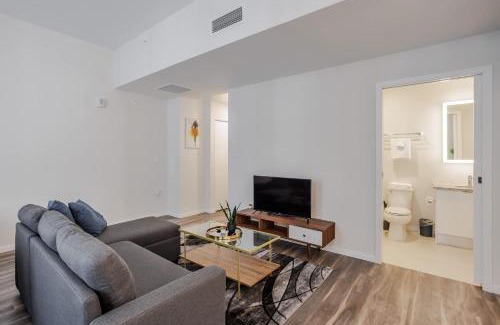 Downtown Cincinnati Apartment | CozySuites Sky Central #24