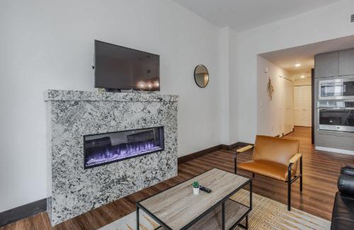 Downtown Cincinnati Apartment | CozySuites Sky Central #24