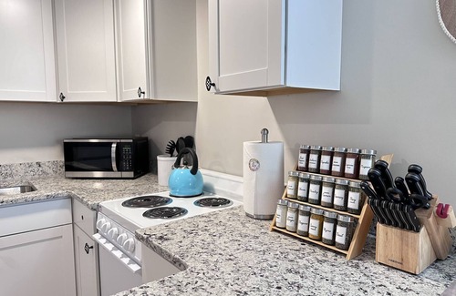 Richmond House | Craft Cottage fully fenced yard w/private parking