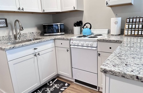 Richmond House | Craft Cottage fully fenced yard w/private parking