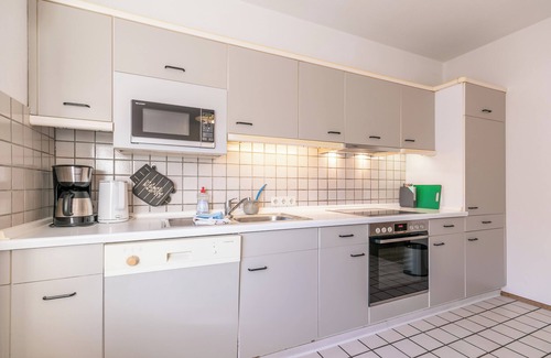 Lunden Apartment | Craftsman apartment F47: 4 bedrooms, with parking, W-LAN, kitchen, bathroom