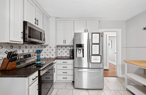 Joplin House | Craftsman Bungalow W/King Beds & Stocked Kitchen.