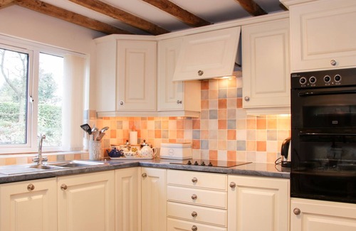 Shobdon Cottage | CREAM DOOR COTTAGE, family friendly, with a garden in Kidderminster