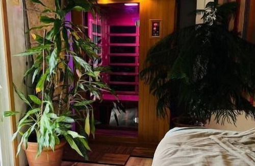 Cottage Grove House | Creative Retreat with Sauna - Jungle Farm House