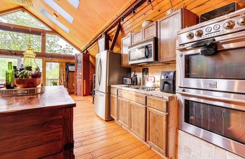 Auburn Apartment | Creativity Nook: Rustic Studio 2 Mi to Owasco Lake