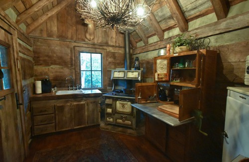 Franklin Cabin | Creekside 1800's Log Cabin- Dog Lover Paradise! September Special!