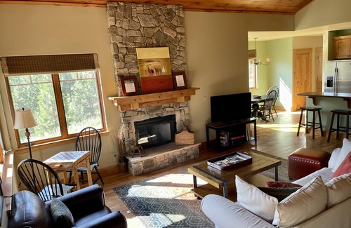 Grizzly Ranch House | Creekside Cabin on 9th hole of Grizzly Ranch Golf Club