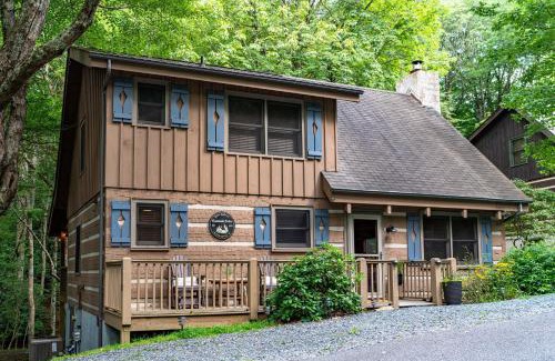 Seven Devils House | Creekside Cabin - Seven Devils,NC - Pet-Friendly, Close to Hiking & Fishing, and Family Games!