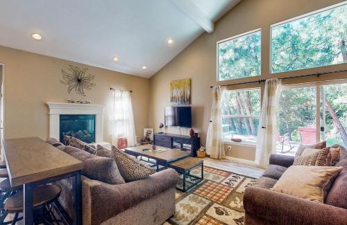 Bass Lake House | Creekside & Cozy